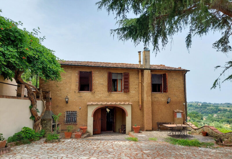 Suure krundi ja basseiniga maamaja Volterra piirkonnas