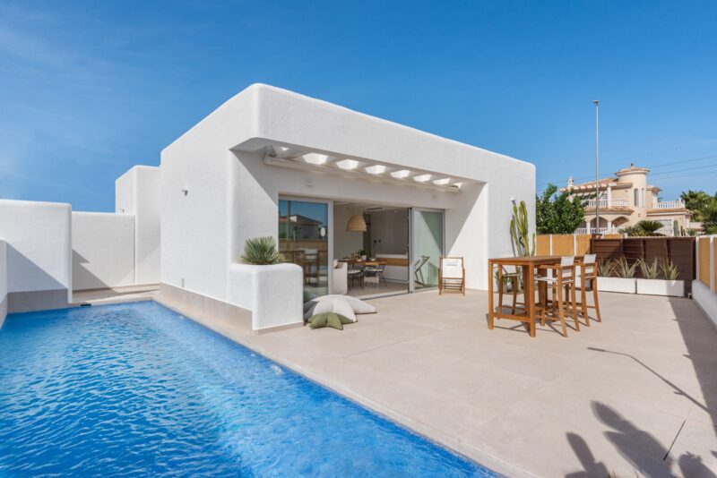 Villa mereäärses golfielamurajoonis Los Alcazareses