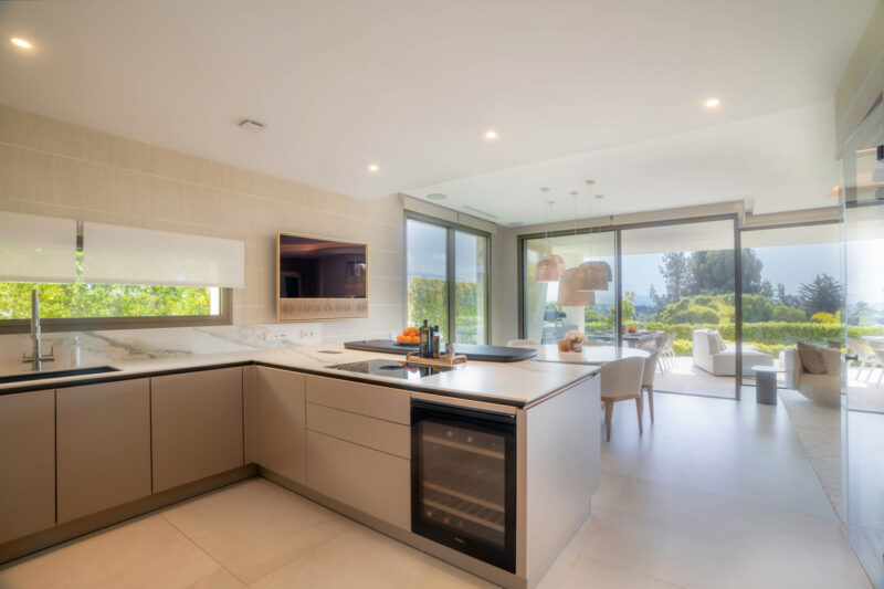 Málaga provints, Nueva Andalucía – kaasaegne villa prestiižses elamukompleksis - Image 16