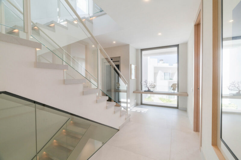 Málaga provints, Nueva Andalucía – kaasaegne villa prestiižses elamukompleksis - Image 24