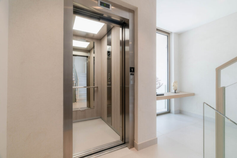 Málaga provints, Nueva Andalucía – kaasaegne villa prestiižses elamukompleksis - Image 25