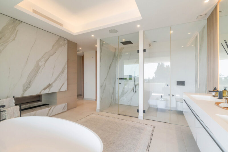 Málaga provints, Nueva Andalucía – kaasaegne villa prestiižses elamukompleksis - Image 27
