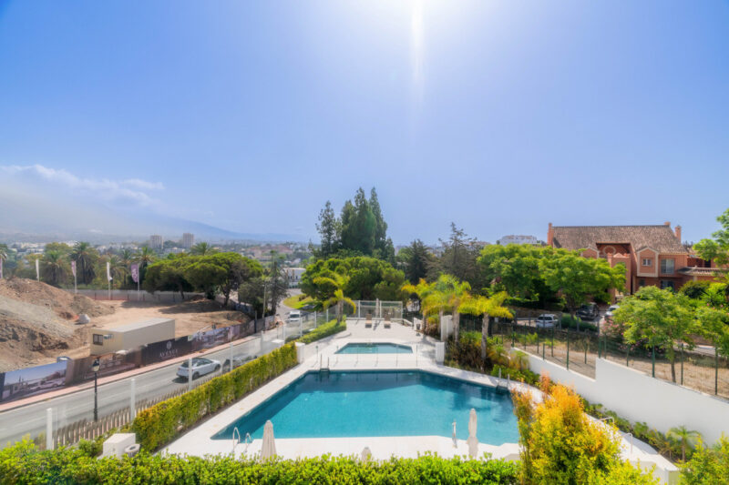 Málaga provints, Nueva Andalucía – kaasaegne villa prestiižses elamukompleksis - Image 34