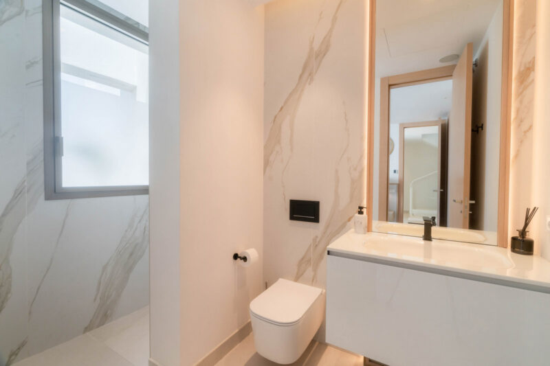 Málaga provints, Nueva Andalucía – kaasaegne villa prestiižses elamukompleksis - Image 37