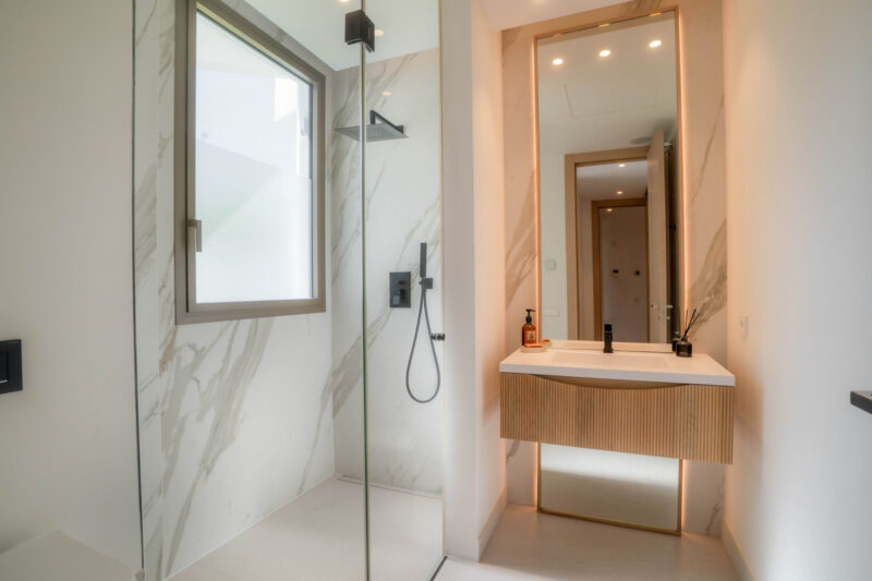 Málaga provints, Nueva Andalucía – kaasaegne villa prestiižses elamukompleksis - Image 39