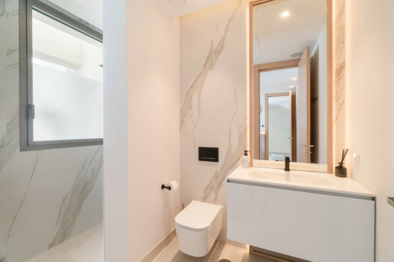 Málaga provints, Nueva Andalucía – kaasaegne villa prestiižses elamukompleksis - Image 40