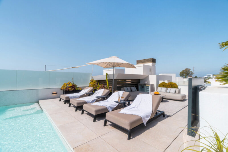 Málaga provints, Nueva Andalucía – kaasaegne villa prestiižses elamukompleksis - Image 51