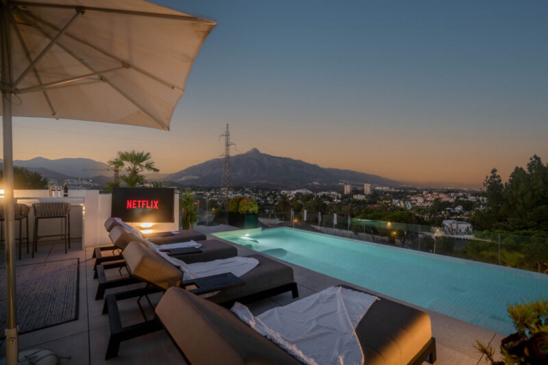 Málaga provints, Nueva Andalucía – kaasaegne villa prestiižses elamukompleksis - Image 54