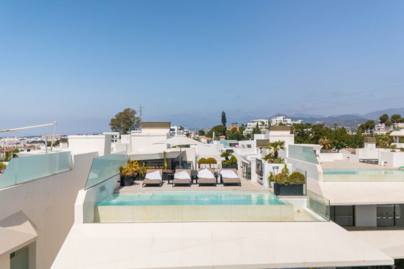 Málaga provints, Nueva Andalucía – kaasaegne villa prestiižses elamukompleksis - Image 58