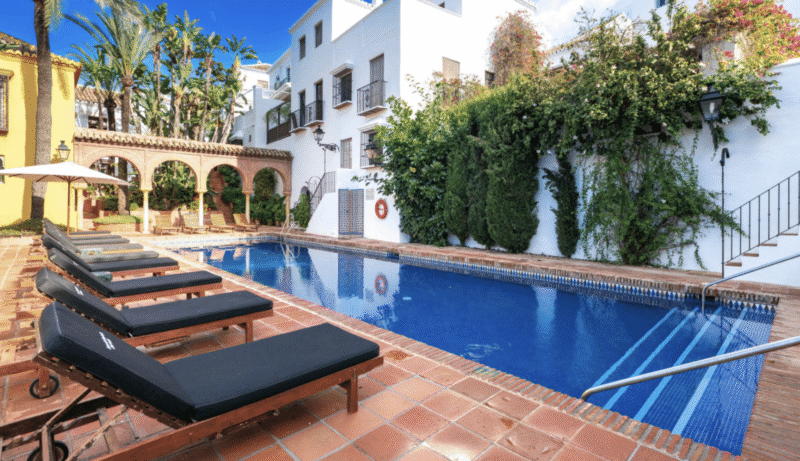 Malaga provints, Marbella - valgusküllane kolme magamistoaga ridaelamu