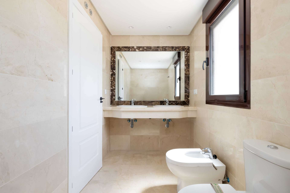 Málaga provints, Estepona – ridaelamu golfiväljaku ääres - Image 9